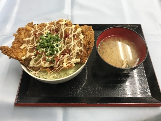 双葉SA(下り)「信玄鶏の旨ウマ味噌カツ丼」