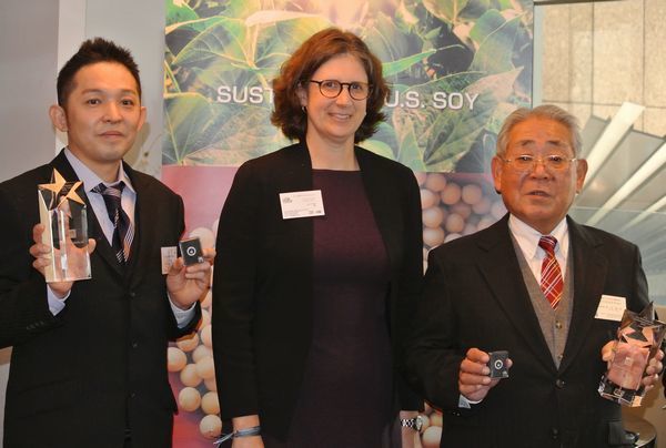 左から伊丹食品 伊丹一貴社長、USSEC ロザリンド・リーク北アジア地域代表、原田製油 原田陽一郎社長