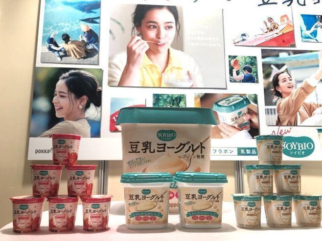 「SOYBIO 豆乳ヨーグルト プレーン無糖 400gカップ」展示（左右は既存の「ストロベリー」と「プレーン加糖」）