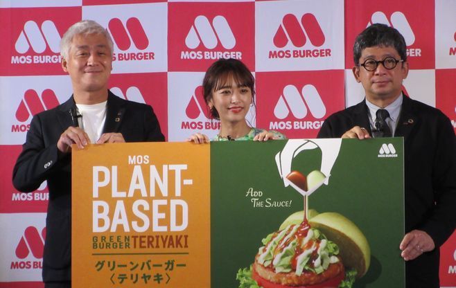 左から、濱崎真一郎商品開発部長、CM出演モデルの近藤千尋さん、安藤芳徳上席執行役員マーケティング本部長